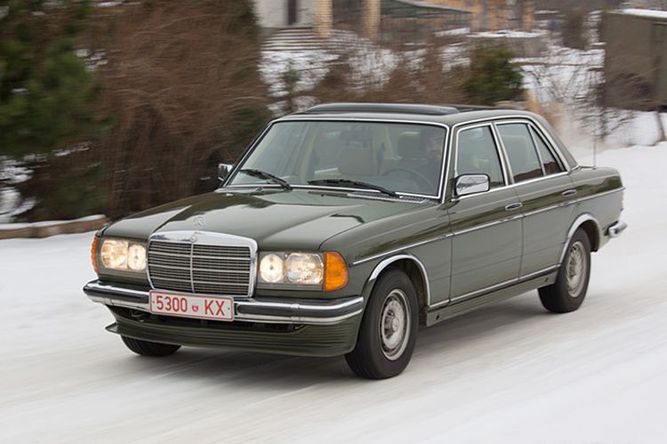 32-летний Mercedes W123