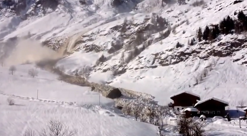 Гигантская лавина накрыла снегом дома в итальянской деревне