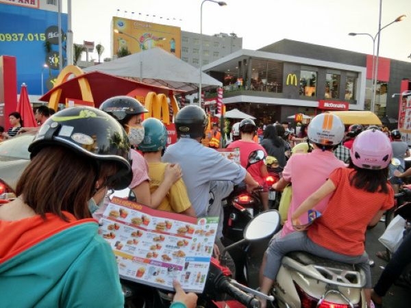 Счастливые вьетнамцы двинули толпой в первую Макдачную