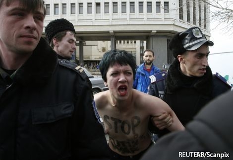 Голых FEMEN избили в Крыму за акцию "Стоп Путин"