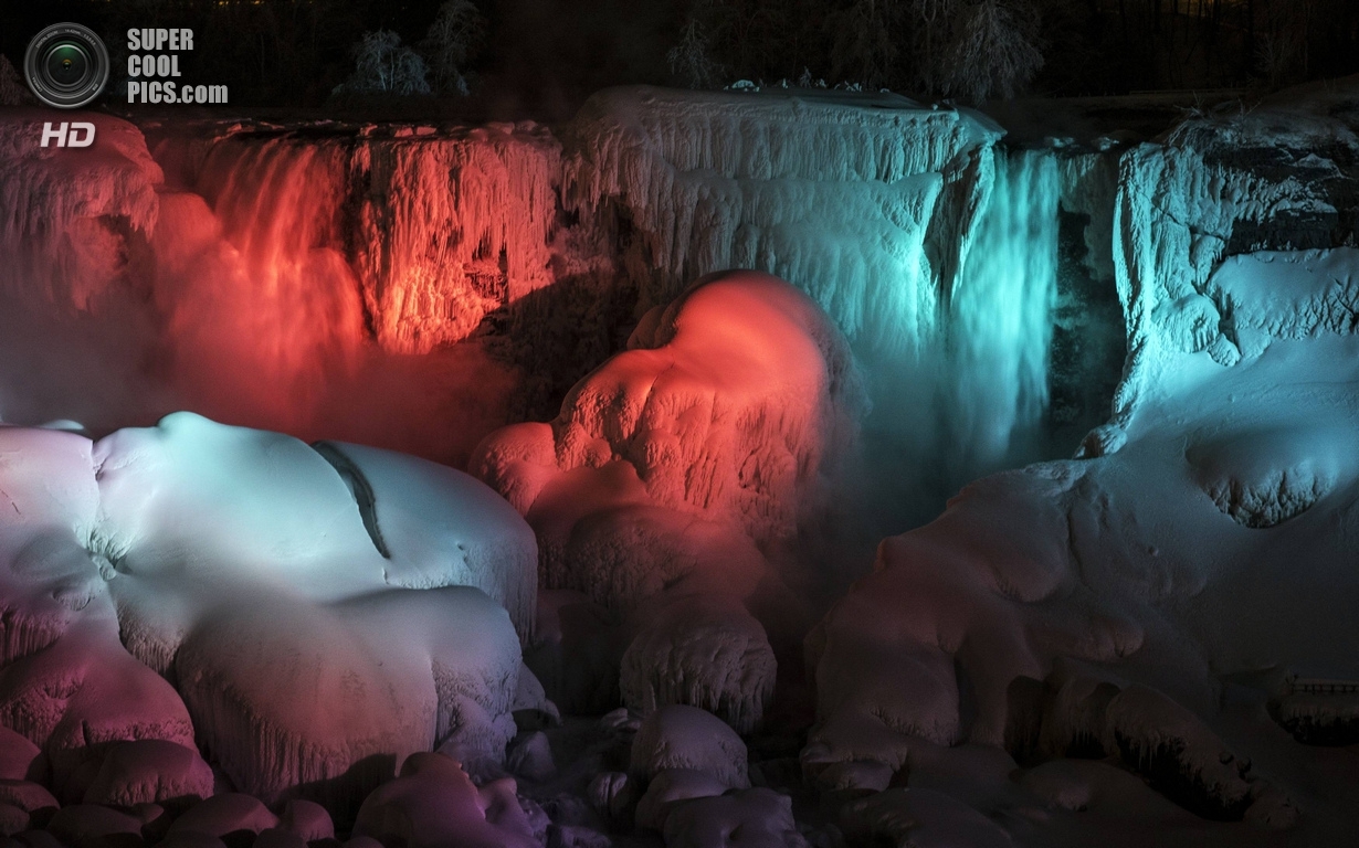 Замерший Ниагарский водопад в иллюминации