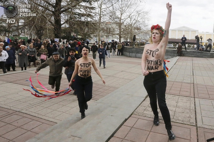 Голую активистку FEMEN волокли по асфальту в Симферополе