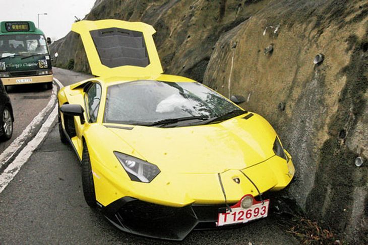 Новенький юбилейный Lamborghini попал в аварию