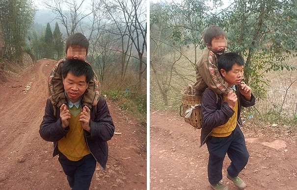 Китаец носит сына-инвалида в школу, преодолевая 30 км ежедневно