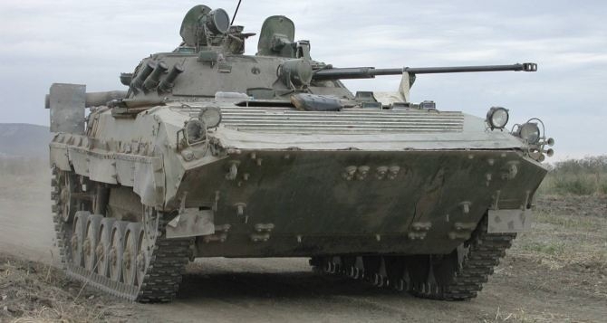 В Луганской области местные жители блокируют разгрузку танков и БМП