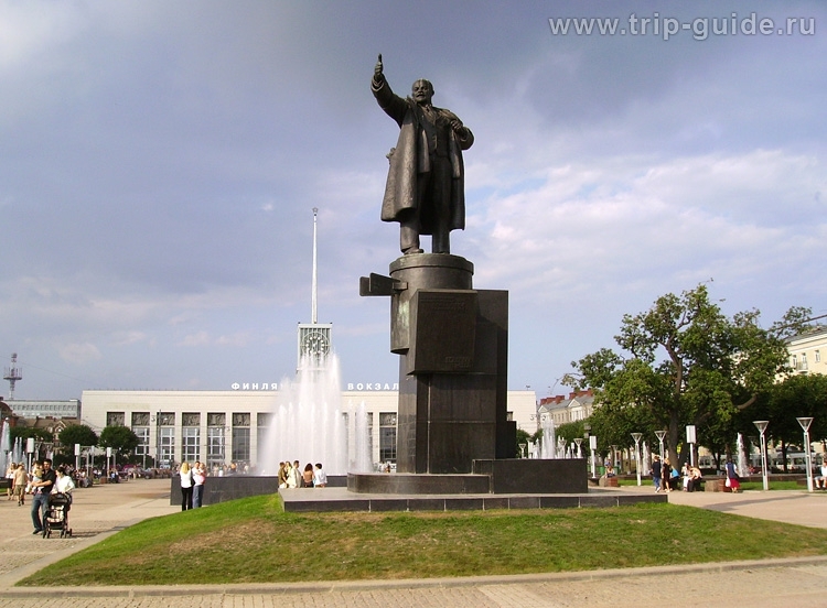 Памятник из памяти не снести!!!! Ленин внес вклад в развитие Украины!!