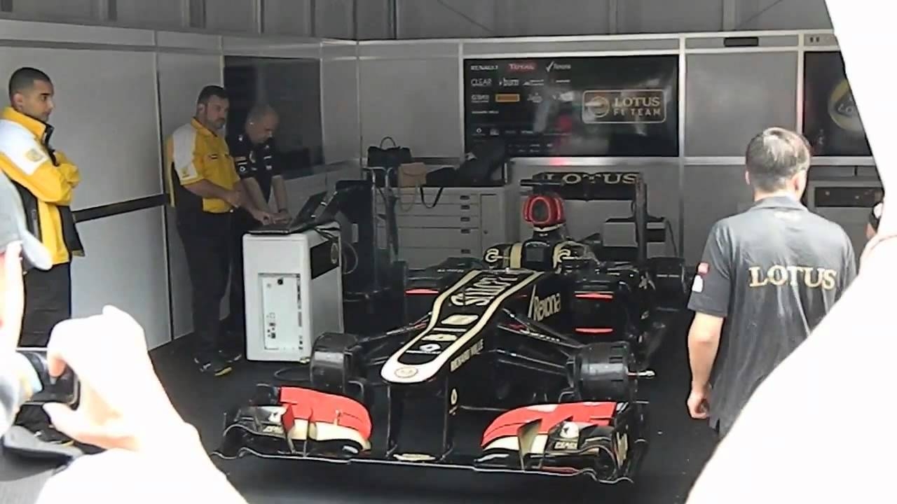 Lotus F1 исполняет Гимн России