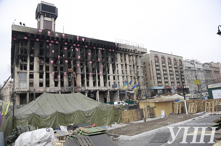 В Киеве, на "Майдане Незалежности", посадили огород и строят свинарник