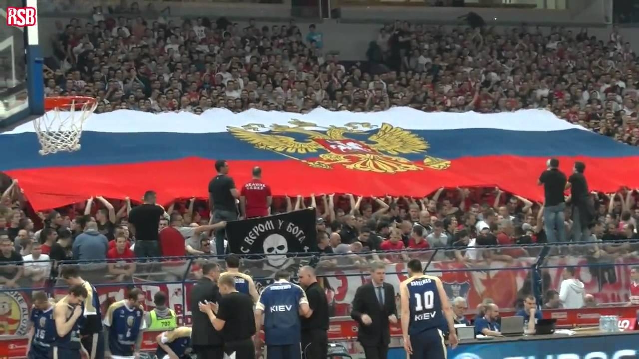 Флаг России  на матче  «Црвена Звезда» и украинского "Будивельника" 
