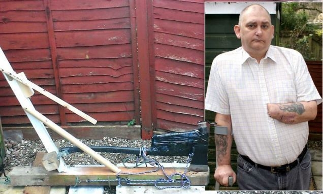 Байкер построил гильотину, чтобы отрубить себе руку