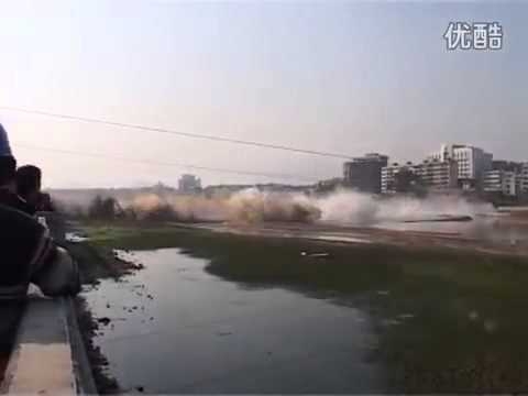 Экскаватор разрушил мост в Китае одним ударом+мастер строительной руле