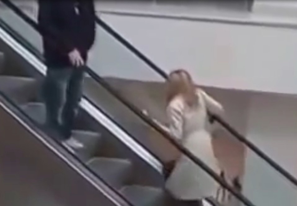Блондинка против эскалатора