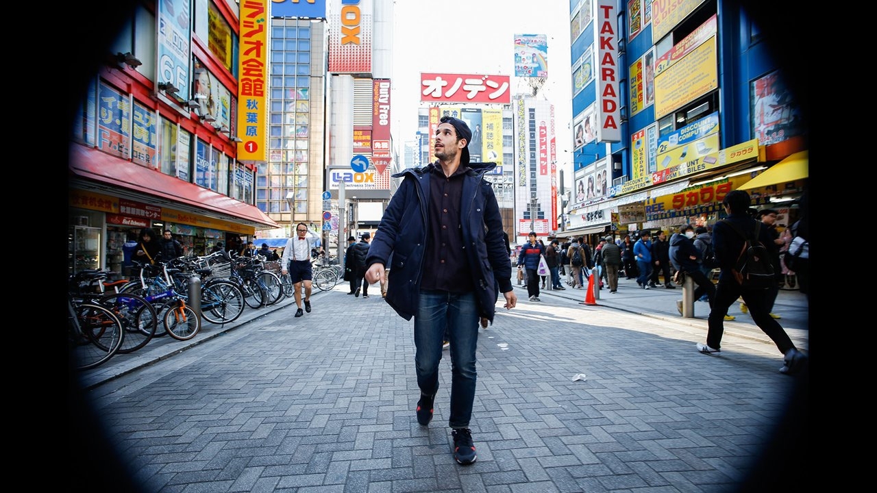 Видео, в котором человек идет по Токио задом наперед, проигранное задо