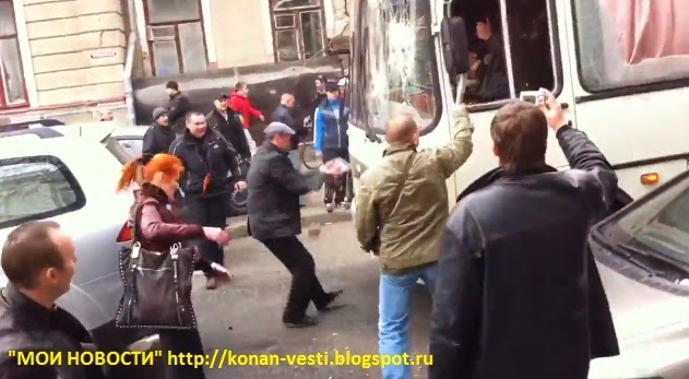 Нападение пророссийских активистов Харькова на автобус с курсантами(ви