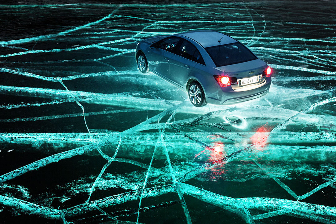 Ночная фотосъемка автомобиля на льду