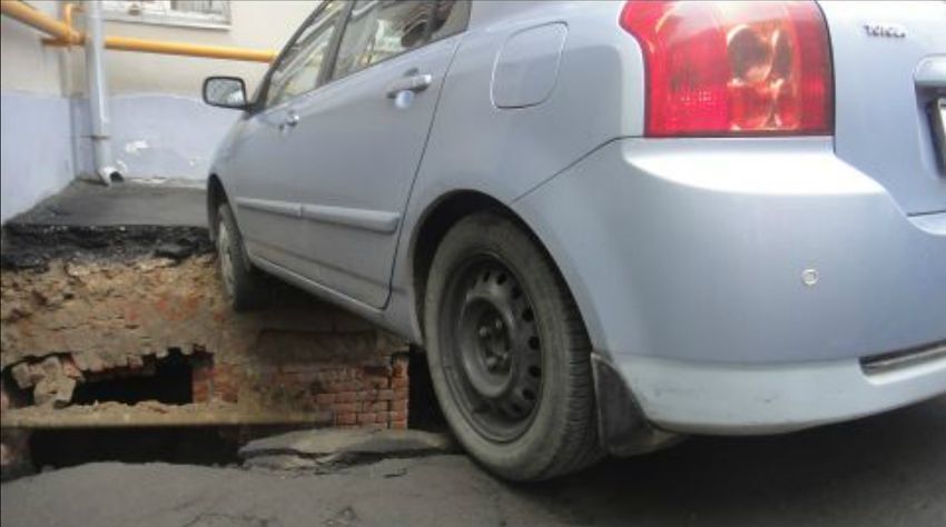 В Москве под автомобилем провалилась земля