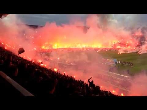 Футбольные фанаты "зажгли" перед матчем 