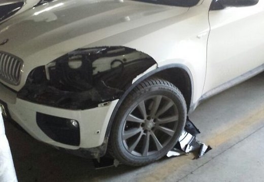 Воры вырезали фары из кузова BMW X6