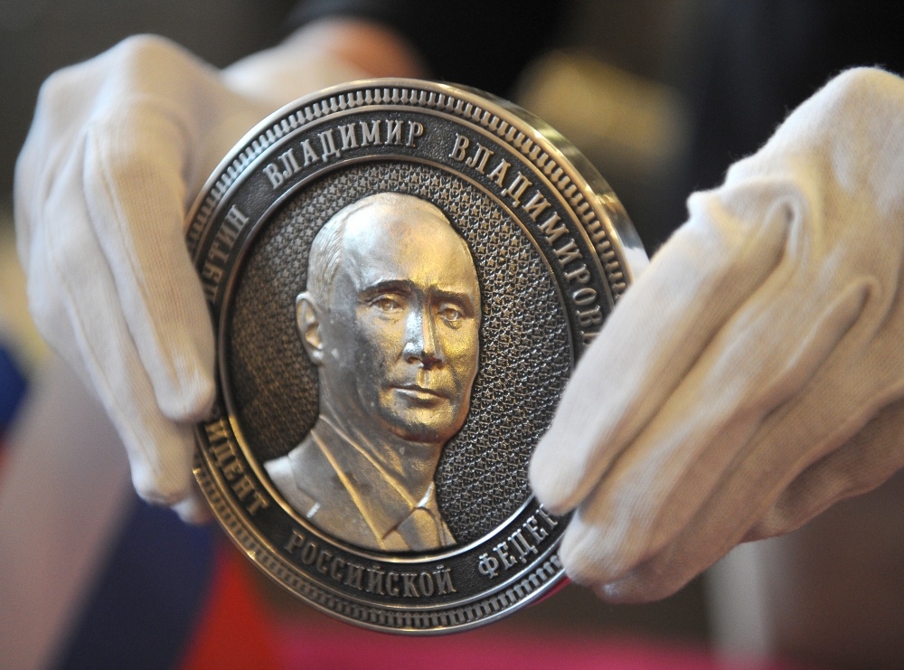 Мастера изготовили монеты в честь присоединения Крыма к России