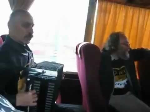 Русские патриоты поют песню...