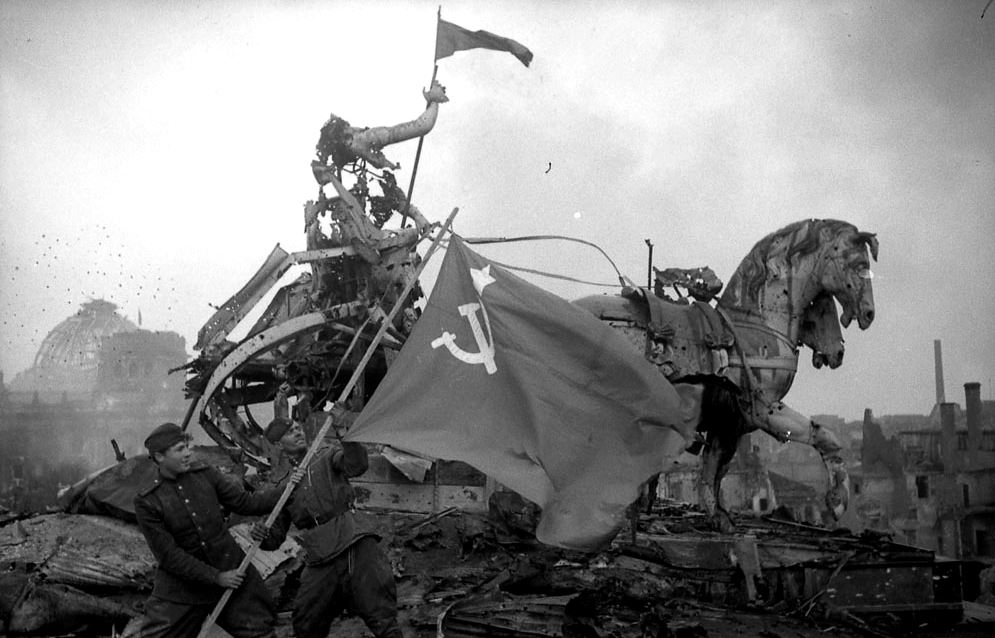 30.04.1945 На куполе Рейхстага было поднято Знамя Победы