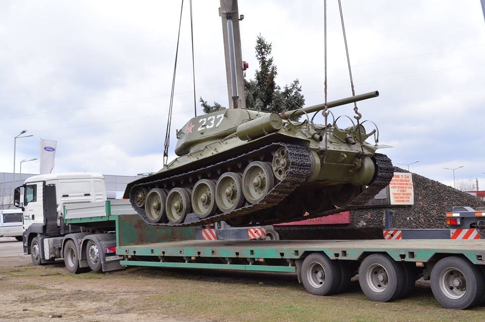 В Луганске сняли с постамента Т-34-85 и завели