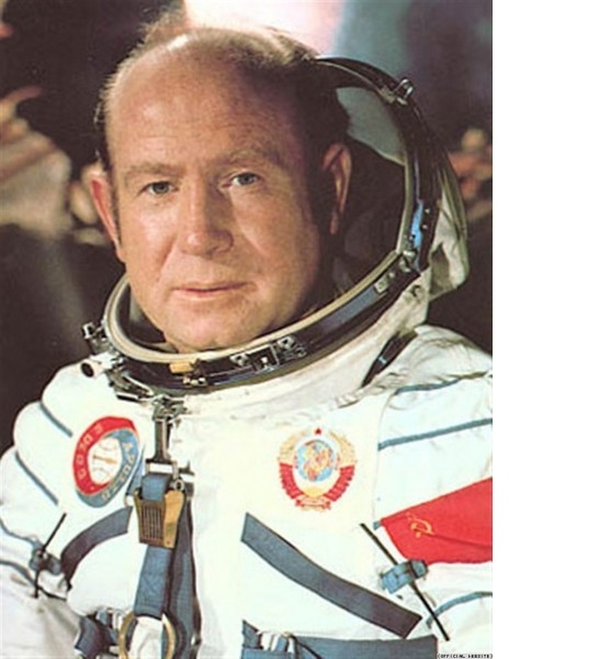 Алексей Леонов - первый человек, побывавший в открытом космосе