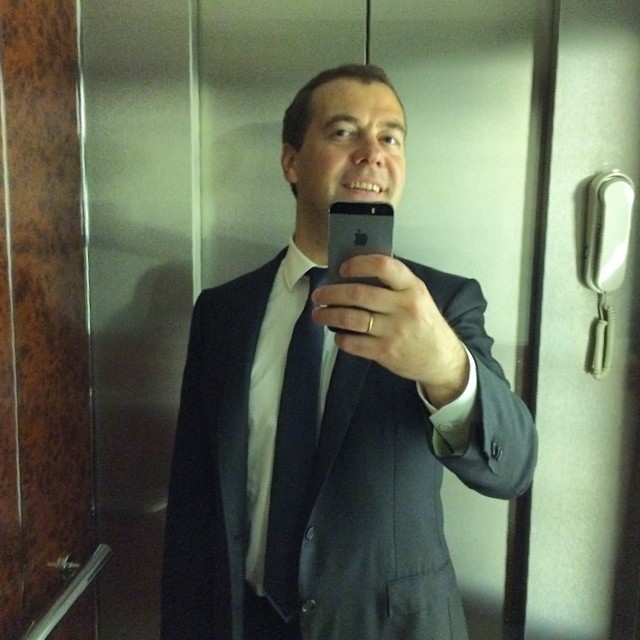 Медведев опубликовал в Instagram* "селфи" в лифте