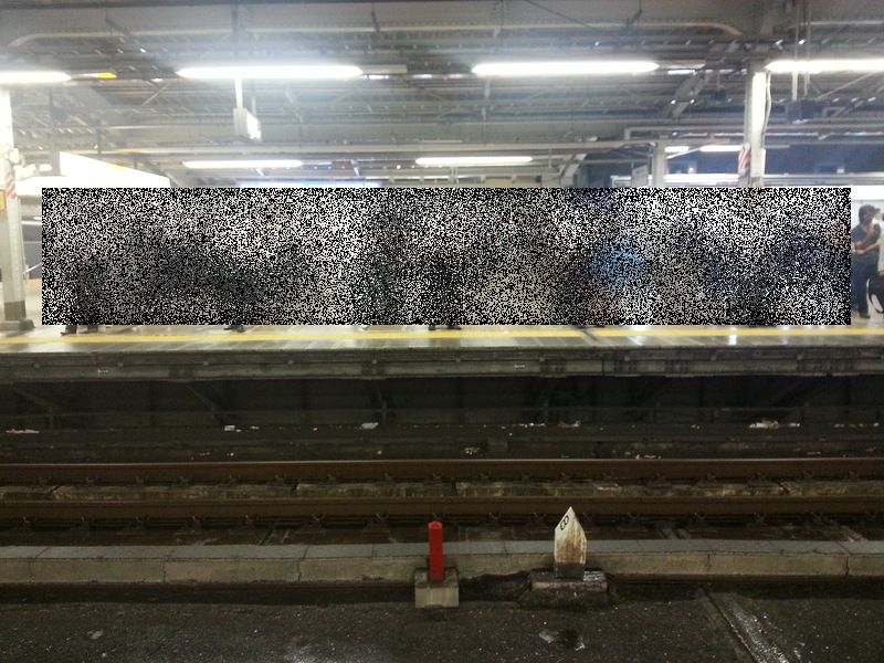 Ожидание поезда метро в Японии