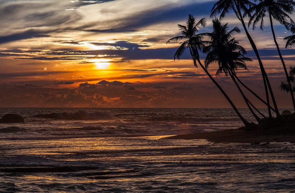 Потрясающе красивый закат на Шри-Ланке
