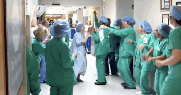 Станцевала  под “Gangnam Style” перед серьезной операцией