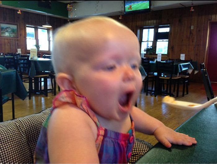 Реакция малыша на первый в его жизни кекс