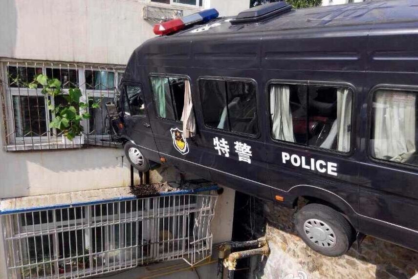 Полицейский фургон въехал в окно