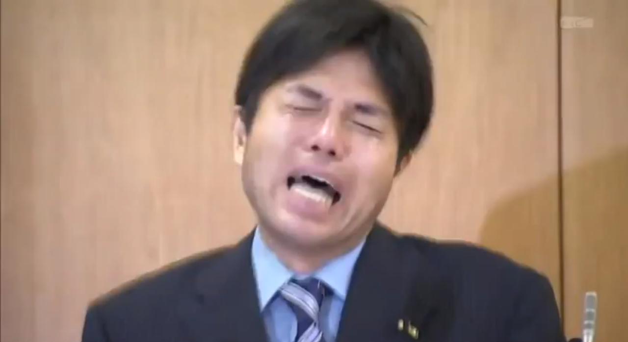 Японский депутат стал звездой интернета из-за рыданий. 