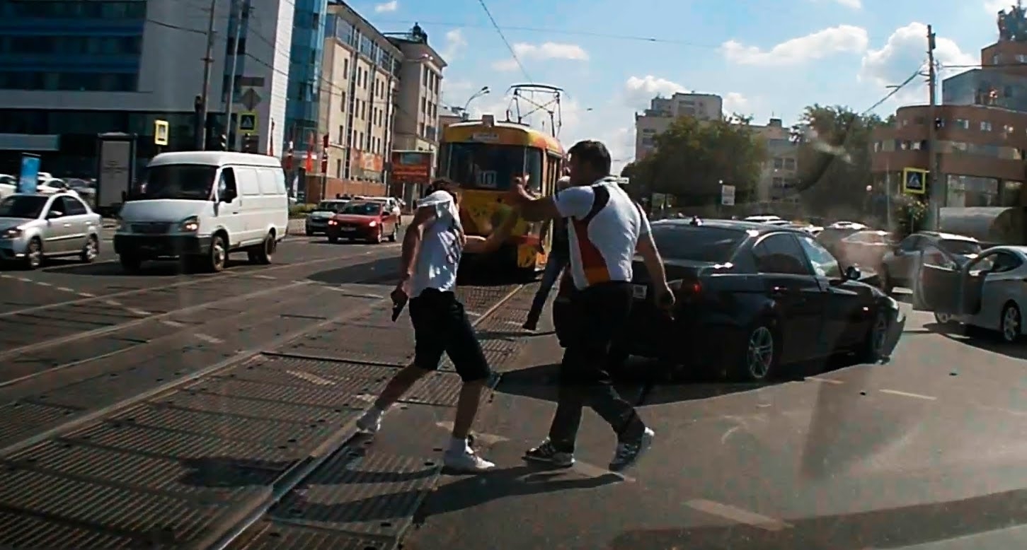 В Центре Екатеринбурга водители устроили разборку в стиле ГТА