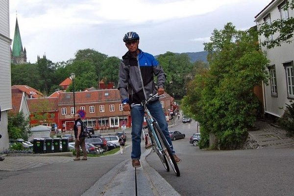 Помощник велосипедистам из Норвегии (5 фото)