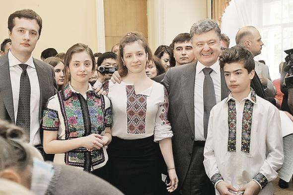 А тем временем дети украинских правителей сочиняют романы.