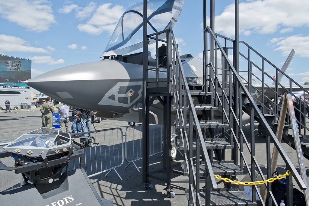 Новейший американский истребитель F-35 на "Farnborough Airshow 2014"