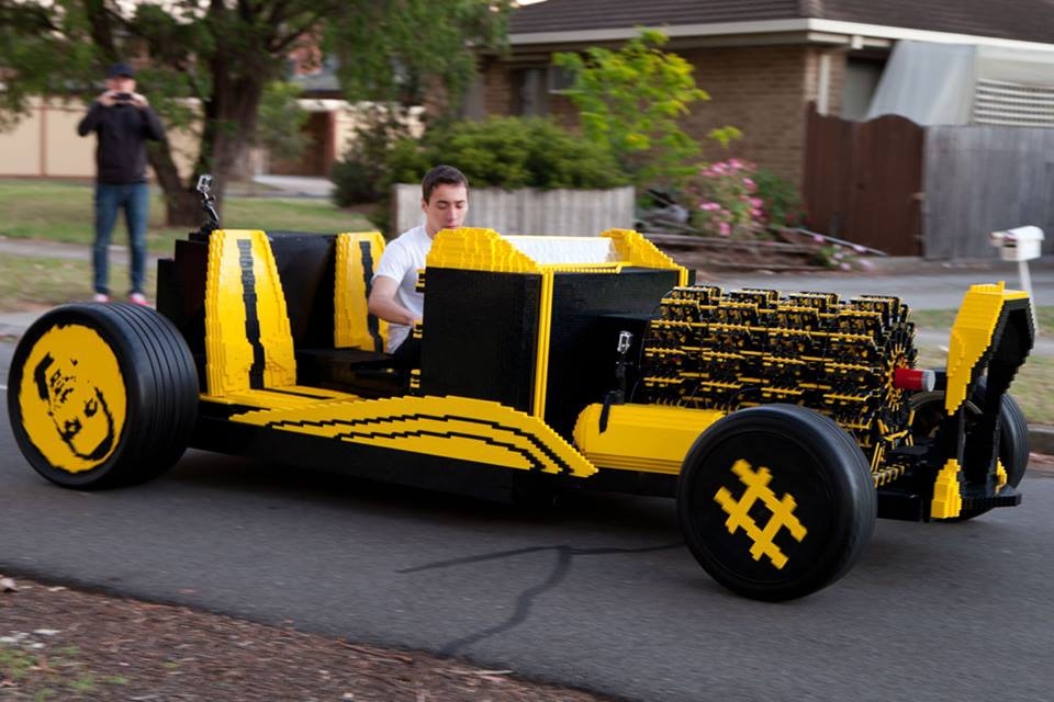 Автомобиль, собранный из 500 000 деталей LEGO
