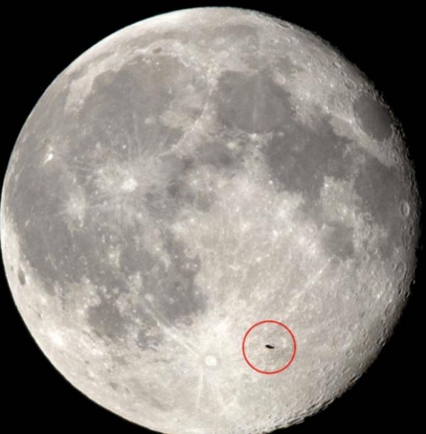Англичанин заснял НЛО на фоне Луны
