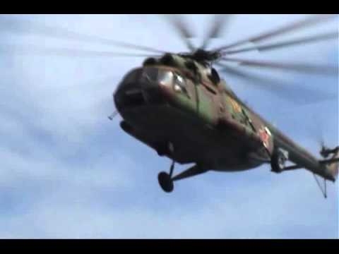 Очень низко-летящий вертолет летит Helicopter