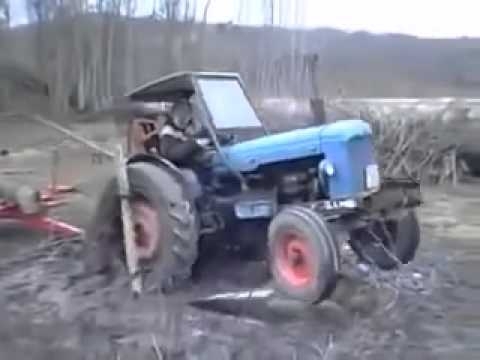 как вытащить трактор из грязи 