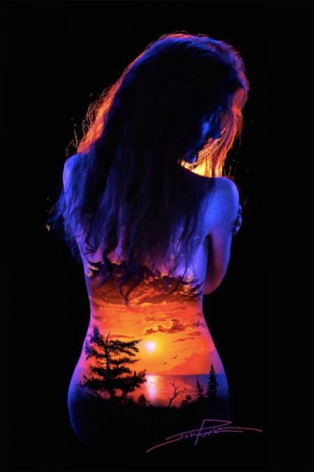 Мистический боди-арт на женских телах люминесцентными красками