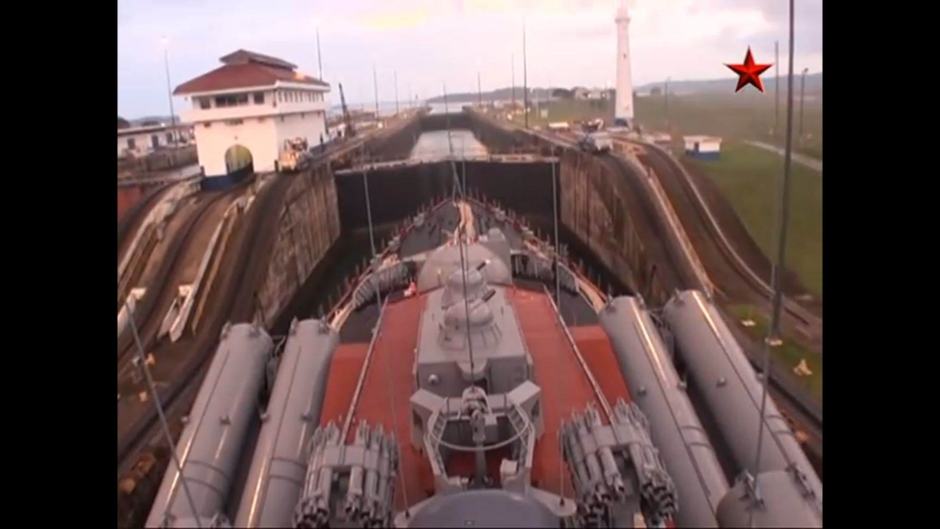 Крейсер «Москва» проходит Панамский канал