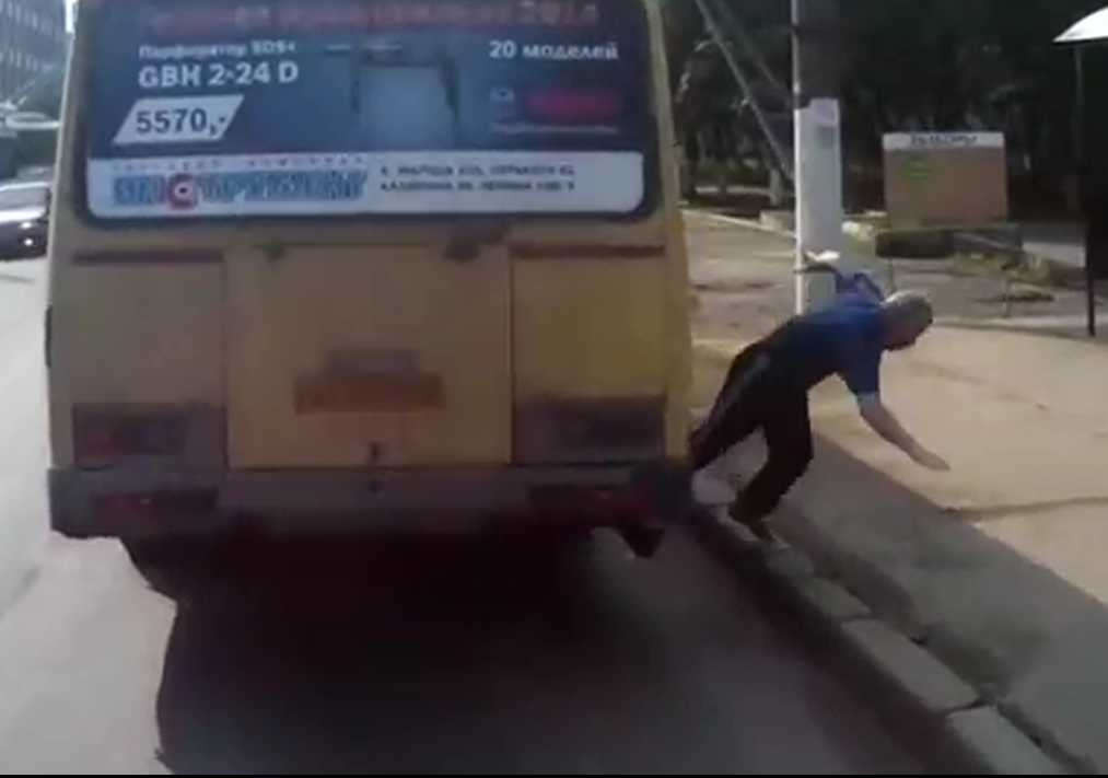 Автобус протащил пассажира по дороге