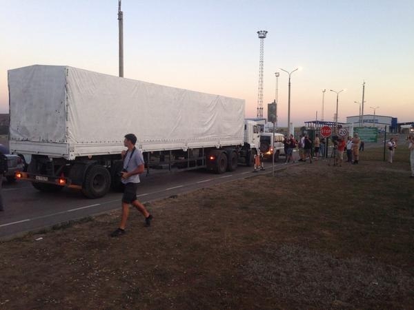 Первые грузовики с гуманитарной помощью из России переходят границу 