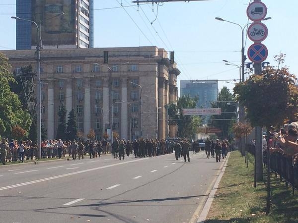 В центре Донецка украинские силовики прошли «маршем пленных»