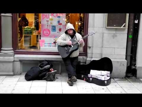Уличный музыкант с шикарным голосом 