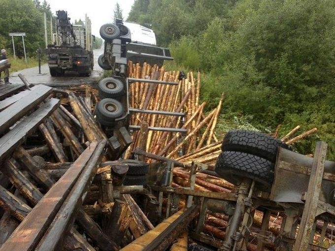 В Кировской области под лесовозом рухнул мост