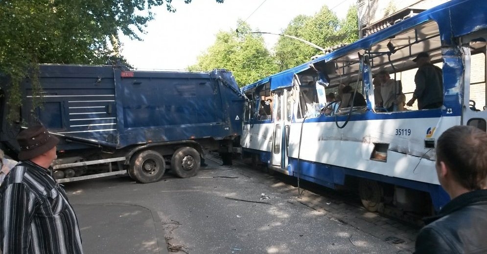 мусоровоз врезался в трамвай в час пик